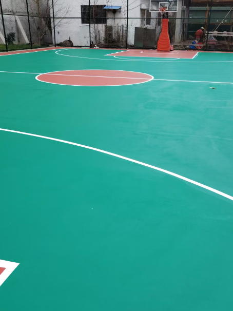 集贤 球场长期使用易出现地面开裂